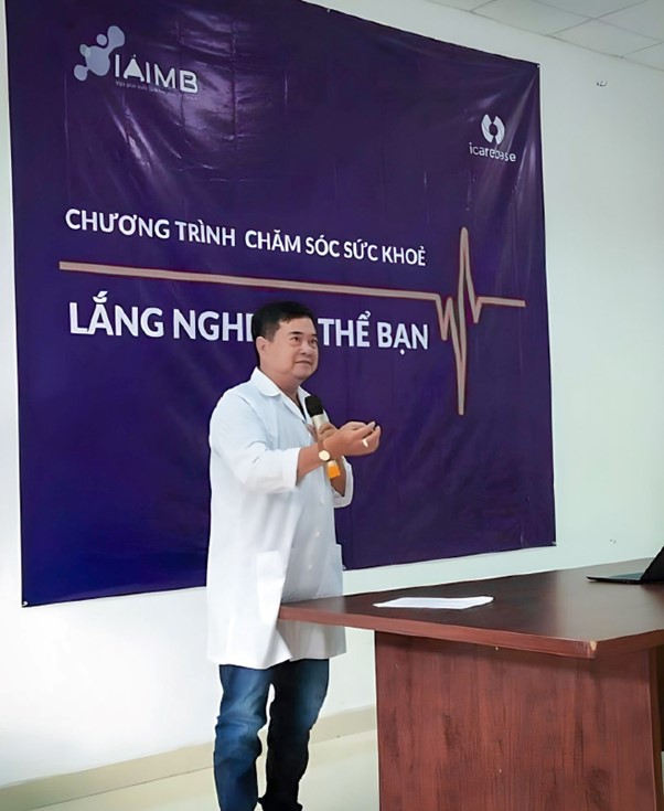 Bác sĩ Trần Thành Tới tại buổi tọa đàm chăm sóc sức khỏe “Lắng nghe cơ cơ thể bạn”